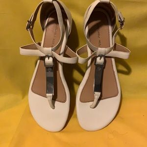 Antonio Melani white leather sandal size 9